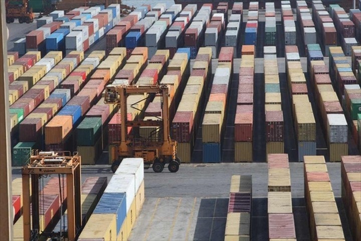 Αυξήθηκαν οι εξαγωγές, μειώθηκαν οι εισαγωγές τον Απρίλιο