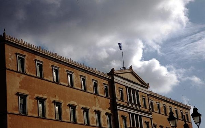 Telegraph: Η οικονομική κρίση στην Ελλάδα οδήγησε σε κρίση της δημοκρατίας 