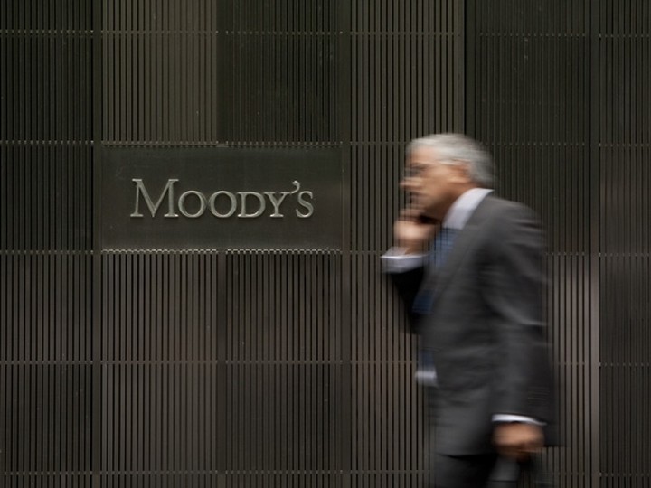 Moody’s: Υποβαθμίζει την Αθήνα