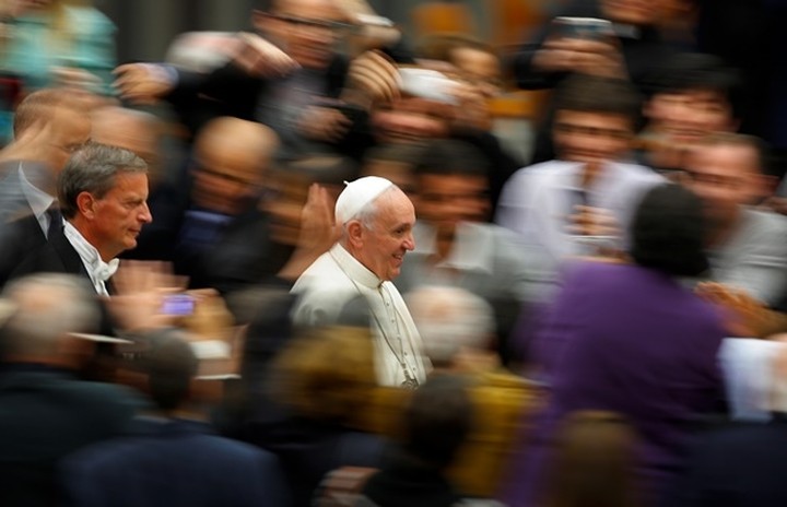 Ο Πάπας Φραγκίσκος τα σέρνει σε χρηματαγορές και διεφθαρμένους πολιτικούς