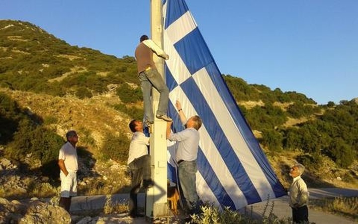 Ελληνική σημαία 19 τετραγωνικών στον ορεινό όγκο της Μουργκάνας