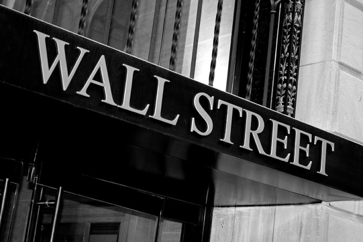 Εορταστικό κλίμα στη Wall Street με τα futures να κινούνται ανοδικά