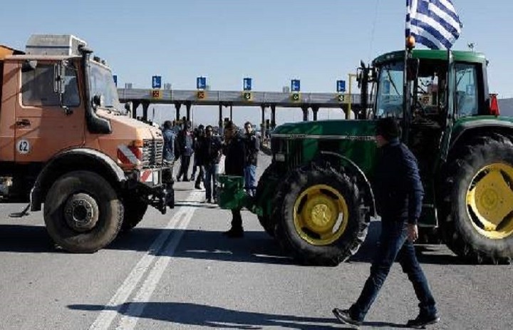 Συνεχίζονται οι αγρότες να κλείνουν δρόμους