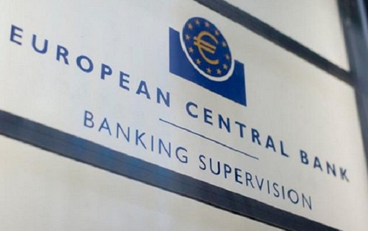 Bloomberg: Η ΕΚΤ θα διατηρήσει τα αρνητικά επιτόκια τουλάχιστον έως το 2018