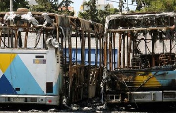 «Χρυσή» αποζημίωση θα δώσει το Δημόσιο για τα 2 λεωφορεία της ΕΘΕΛ που κάηκαν