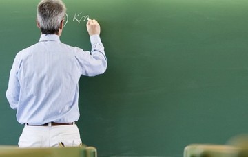 Πόσοι και ποιοι εκπαιδευτικοί κινδυνεύουν να μην πάρουν σύνταξη