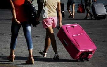 Περισσότεροι τουρίστες τον Ιούλιο αλλά λιγότερα έσοδα