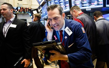 WS: Απειλούνται οι 18.000 μονάδες του Dow Jones