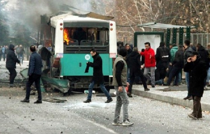Έκρηξη λεωφορείου έξω από πανεπιστήμιο της Τουρκίας