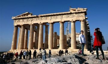 Στα 435 ευρώ  η ημερήσια δαπάνη των τουριστών στην Ελλάδα