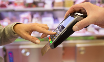Το "φρένο" στις πληρωμές με κάρτες φέρνει αύξηση των υποχρεωτικών ηλεκτρονικών συναλλαγών