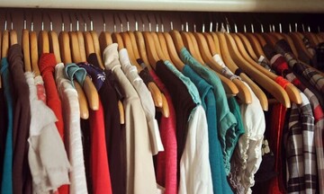 Ερευνα: Οι Έλληνες έχουν 500 € σε αχρησιμοποίητα ρούχα στην ντουλάπα τους