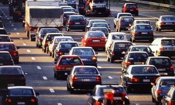Ερευνα: Εξι στους 10 αναβάλλουν την αγορά αυτοκινήτου