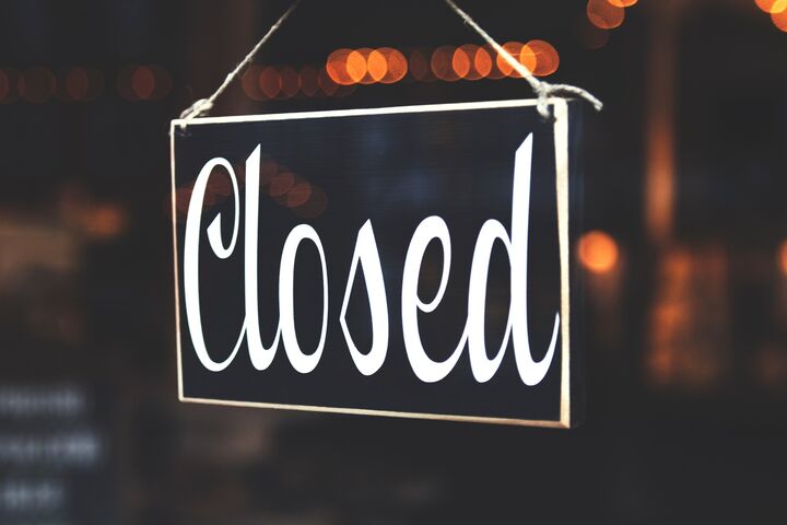 Σαββατοκύριακα με κλειστά καταστήματα και απαγόρευση κυκλοφορίας από τις 6 μ.μ.