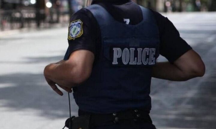 Πρωτοφανές: Εκλεψαν 15.000 ευρώ από αστυνομικό μέσα σε τμήμα στα βόρεια προάστια