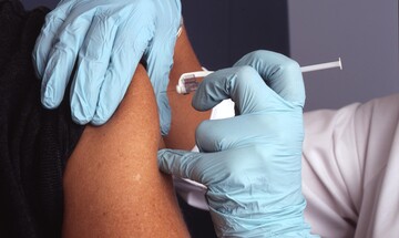 Επιταχύνονται οι εμβολιασμοί - Ανησυχία για τα χαμηλά ποσοστά σε ορισμένες ηλικιακές ομάδες
