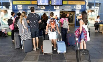 Τριπλασιάστηκαν οι κρατήσεις Βρετανών τουριστών για διακοπές στην Ελλάδα - Χιλιάδες κρατήσεις το σ/κ