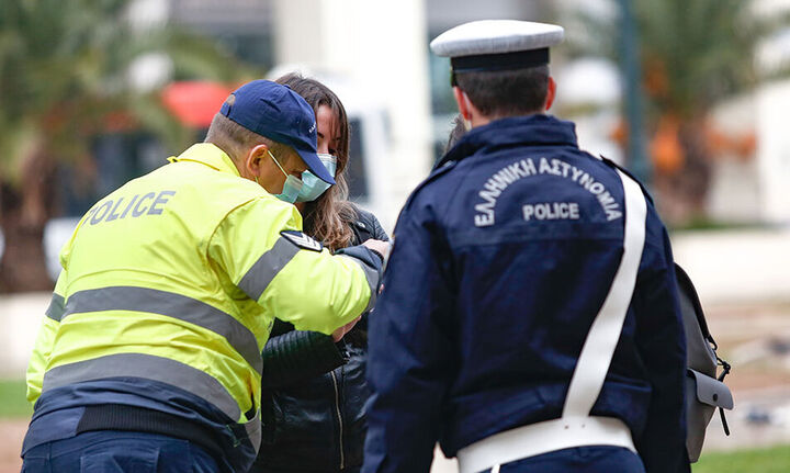 Θεσσαλονίκη: Έφτυσε και απείλησε αστυνομικούς που πήγαν να της κόψουν πρόστιμο για τη μάσκα