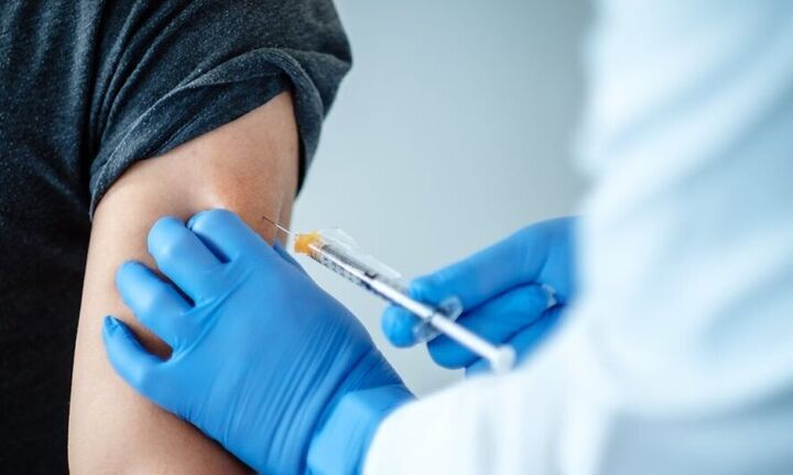 ΕΟΔΥ: Αποτελεσματική η αναμνηστική δόση του εμβολίου