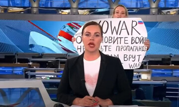 Κινδυνεύει με 15ετη κάθειρξη η δημοσιογράφος που σήκωσε αντιπολεμικό πλακάτ στη ρωσική τηλεόραση 