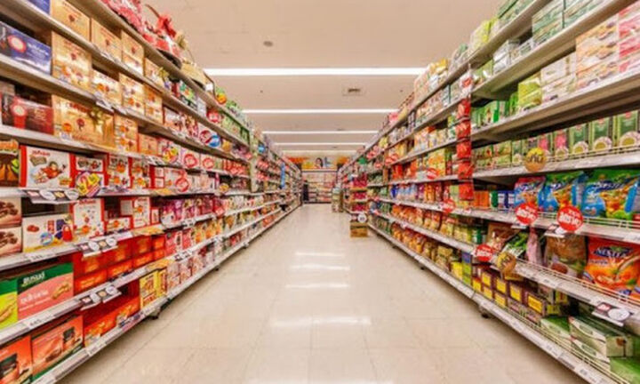 Οι Έλληνες καταναλωτές περιορίζουν τις αγορές σε ένδυση-υπόδηση και σούπερ μάρκετ