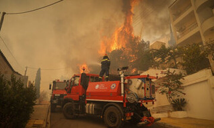 Λέκκας για τη φωτιά στη Βούλα: Τα σπίτια που κάηκαν είχαν εναγκαλισμό με κλαδιά δέντρων