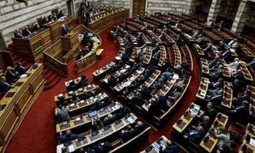 Βουλή: Ψηφίσθηκε το ν/σ για τις παρατάσεις μέτρων της πανδημίας