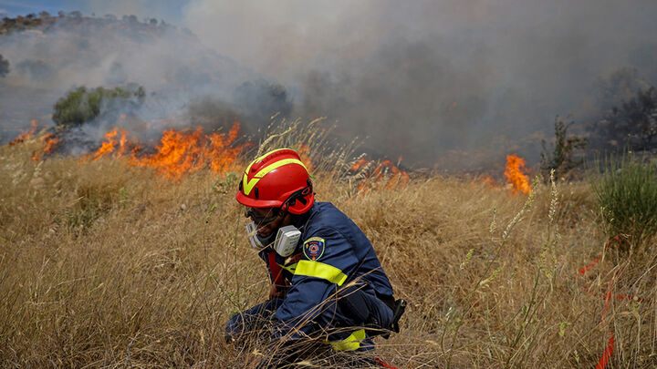 Σε εξέλιξη πυρκαγιά  στη Φέριζα Σαρωνικού - Εντολή εκκένωσης
