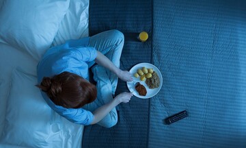 Ερευνα: Το φαγητό συχνά το βράδυ αυξάνει την πιθανότητα κατάθλιψης και άγχους