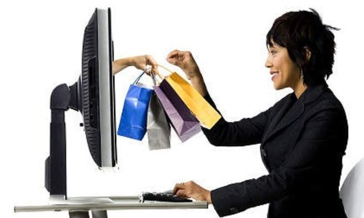 Με λιγότερα και φθηνότερα προϊόντα γεμίζουν οι καταναλωτές το ηλεκτρονικό τους «καλάθι»