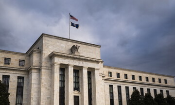  ΗΠΑ: Η Fed αναθεωρεί τα ανώτατα όρια προμηθειών για τις χρεωστικές κάρτες