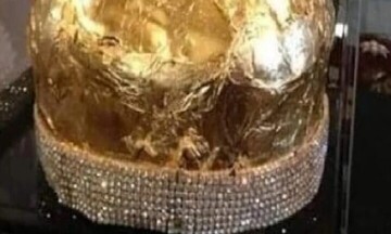 Ιταλία: Το ακριβότερο Πανετόνε στον κόσμο καλυμμένο απο χρυσό και διαμάντια αξίας 700.000 ευρώ