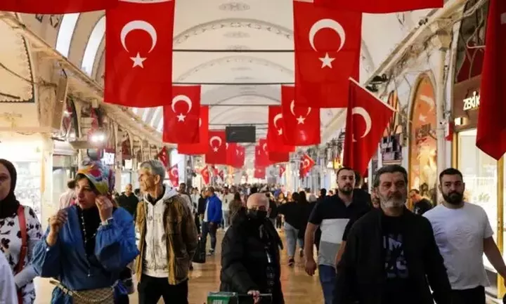 Τουρκία: Διατηρεί αμετάβλητα τα επιτόκια και υπόσχεται μέτρα για την απορρόφηση της ρευστότητας
