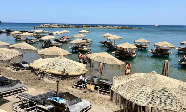 ΥΠΕΘΟ για παραλίες:  Επιχείρηση στη Ρόδο παρανομούσε για δεύτερη συνεχόμενη χρονιά 