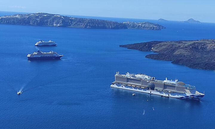 Bloomberg: Η Ελλάδα θα περιορίσει τον αριθμό των κρουαζιερόπλοιων στα πιο δημοφιλή νησιά της 