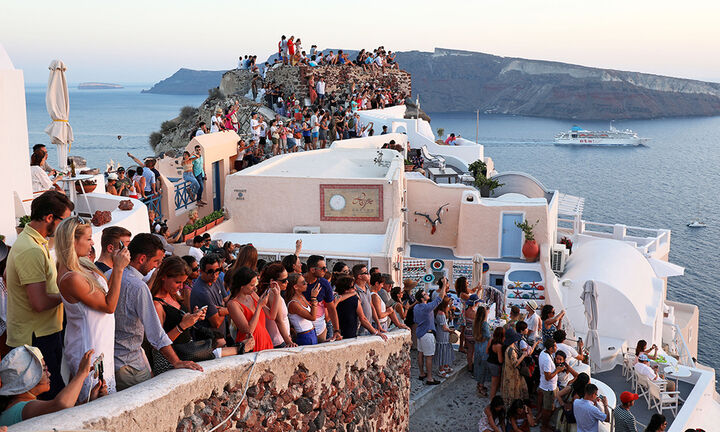 AFP: Ασφυξία απ’ τους τουρίστες στο ελληνικό «νησί του Instagram»