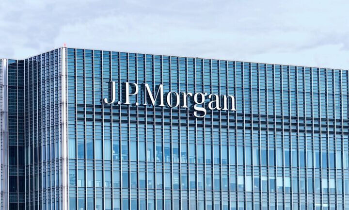 JP Morgan: Αναβαθμίζει σε «overweight» τη σύσταση για την Ελλάδα - Ποια τράπεζα προτιμά