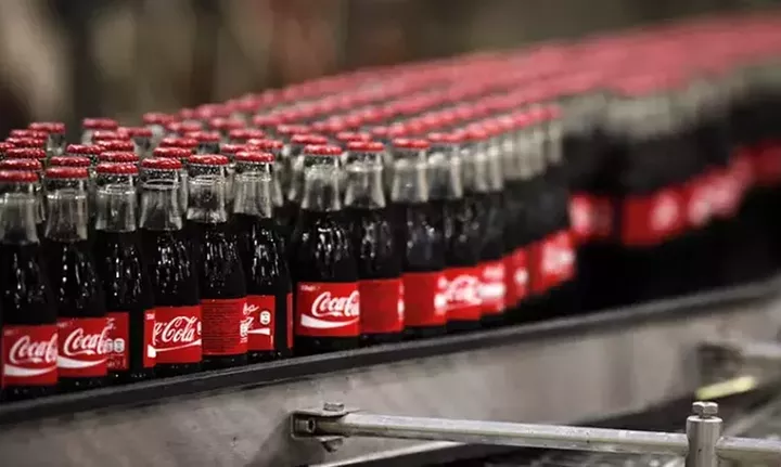 Coca Cola HBC: Αύξηση 13,8% στα έσοδα από πωλήσεις και 9,5% στα συγκρίσιμα κέρδη ανά μετοχή το 2024