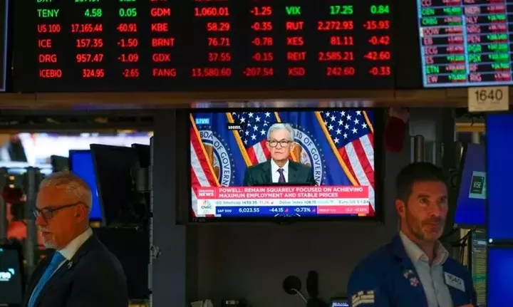 Bloomberg: Προσδοκίες για εκτός προγράμματος μείωση επιτοκίων από τη Fed