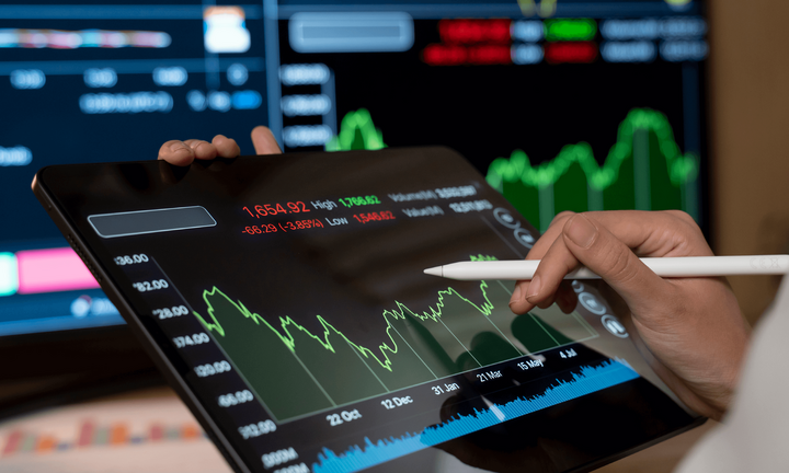 Οι αγορές στο "κόκκινο" εν αναμονή της ομιλίας Trump στο Νταβός - Σταθερότητα στα ομόλογα