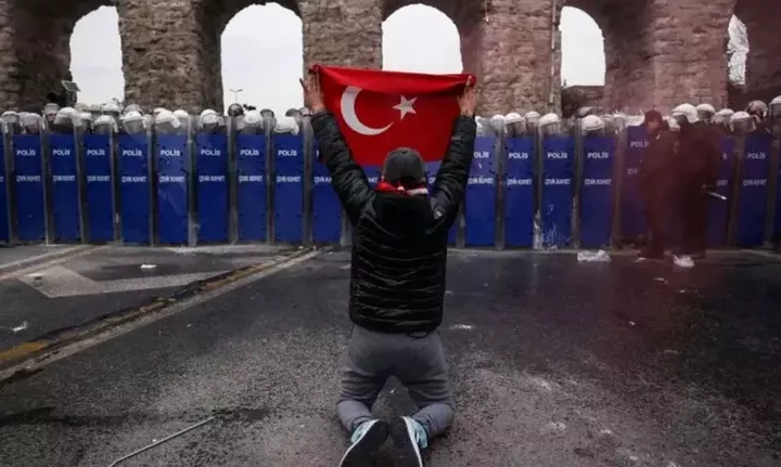 Economist: Η Τουρκία πλησιάζει στο σημείο δίχως επιστροφή