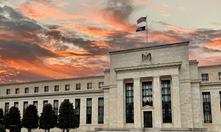 Κράτησε αμετάβλητα τα επιτόκια η Fed για έβδομη συνεδρίαση - Σήμα για μία μόνο μείωση για φέτος