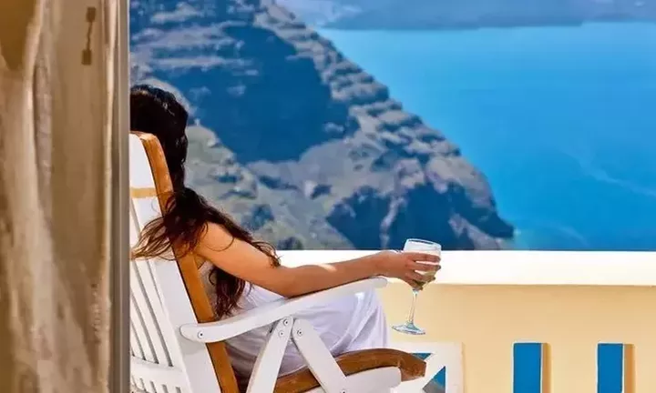 Τουριστικά καταλύματα: Αισθητά αυξημένες οι αφίξεις και οι διανυκτερεύσεις τον Αύγουστο