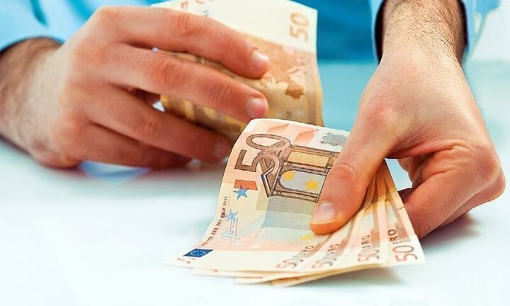 Αυξήσεις μισθών για 2 εκατ. εργαζόμενους από σήμερα – Ποιοι κερδίζουν περισσότερα (παραδείγματα)