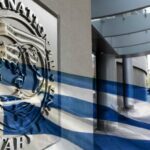 Σημάδια επιβράδυνσης της ελληνικής οικονομίας και αυξημένους κινδύνους για το επόμενο διάστημα εντοπίζει το Διεθνές Νομισματικό Ταμείο (ΔΝΤ), στην τελευταία έκθεσή του στο πλαίσιο του άρθρου IV, υπογραμμίζοντας την ανάγκη διατήρησης της δημοσιονομικής πειθαρχίας και επιτάχυνσης των μεταρρυθμίσεων. Το ΔΝΤ προβλέπει ρυθμό ανάπτυξης 1,8% για το 2026, χαμηλότερο από το 2% που εκτιμούσε τον περασμένο Οκτώβριο, αλλά και αισθητά κάτω από την κυβερνητική πρόβλεψη για 2,4%. Η αναθεώρηση αυτή αποδίδεται κυρίως στις επιπτώσεις από το εξωτερικό περιβάλλον, και ειδικότερα στον πόλεμο στη Μέση Ανατολή, που επηρεάζει αρνητικά την ιδιωτική κατανάλωση και τον τουρισμό. Κίνδυνοι από εξωτερικό περιβάλλον και δομικές αδυναμίες Η έκθεση επισημαίνει ότι η ελληνική οικονομία παραμένει ανθεκτική, ωστόσο η δυναμική της δοκιμάζεται εν μέσω αυξημένης γεωπολιτικής αβεβαιότητας. Μια ενδεχόμενη κλιμάκωση των εντάσεων στη Μέση Ανατολή ενδέχεται να πλήξει τη ζήτηση, τις επενδύσεις και τις αγορές. Παράλληλα, το ΔΝΤ προειδοποιεί για μακροπρόθεσμες προκλήσεις, όπως το δημογραφικό πρόβλημα και η χαμηλή αύξηση της παραγωγικότητας, που περιορίζουν τις προοπτικές ανάπτυξης. Την ίδια ώρα, η αύξηση των τιμών ενέργειας αναμένεται να ενισχύσει τον πληθωρισμό βραχυπρόθεσμα, ενώ το έλλειμμα τρεχουσών συναλλαγών εκτιμάται ότι θα διευρυνθεί πριν επανέλθει σε πτωτική πορεία. Ανησυχία για το επενδυτικό κενό μετά το Ταμείο Ανάκαμψης Ιδιαίτερη έμφαση δίνεται στο ενδεχόμενο δημιουργίας επενδυτικού κενού μετά την ολοκλήρωση του Ταμείου Ανάκαμψης, καθώς και στους κινδύνους από πιθανές καθυστερήσεις στην υλοποίηση έργων και μεταρρυθμίσεων. Όπως σημειώνεται, τέτοιες καθυστερήσεις μπορεί να οδηγήσουν σε απώλεια ευρωπαϊκών πόρων και να επιβαρύνουν την παραγωγικότητα της οικονομίας. Δημοσιονομική εικόνα και χρέος Σε δημοσιονομικό επίπεδο, το ΔΝΤ προβλέπει πρωτογενές πλεόνασμα 3,8% του ΑΕΠ το 2026 και 2,75% σε μεσοπρόθεσμο ορίζοντα, ενώ το δημόσιο χρέος εκτιμάται ότι θα συνεχίσει να μειώνεται, φτάνοντας περίπου στο 110% του ΑΕΠ έως το 2031. Το Ταμείο αναγνωρίζει τη βελτίωση της δημοσιονομικής θέσης της χώρας, καθώς και τη σημαντική πρόοδο στο τραπεζικό σύστημα, με τη μείωση των «κόκκινων» δανείων σε ιστορικά χαμηλά επίπεδα και τη διατήρηση ισχυρής κεφαλαιακής επάρκειας. Θετικά αξιολογούνται επίσης οι μεταρρυθμίσεις σε τομείς όπως το δικαστικό σύστημα και το κτηματολόγιο. Συστάσεις: Πειθαρχία, επενδύσεις και κοινωνική στόχευση Το ΔΝΤ καλεί την ελληνική κυβέρνηση να διατηρήσει τη δημοσιονομική πειθαρχία, επισημαίνοντας ότι τυχόν μέτρα στήριξης λόγω ενεργειακής κρίσης θα πρέπει να είναι στοχευμένα και προσωρινά. Παράλληλα, συστήνει: Ταχεία και πλήρη αξιοποίηση των πόρων του Ταμείου Ανάκαμψης Επιτάχυνση διαρθρωτικών μεταρρυθμίσεων για ενίσχυση επενδύσεων και παραγωγικότητας Διατήρηση και ενίσχυση κοινωνικών δαπανών σε υγεία, παιδεία και στέγαση Τήρηση των δημοσιονομικών κανόνων σε μισθούς και συντάξεις Έμφαση στη στεγαστική πολιτική Ξεχωριστή αναφορά γίνεται στο στεγαστικό ζήτημα, το οποίο αναδεικνύεται ως κρίσιμος παράγοντας για τη βιωσιμότητα της ανάπτυξης. Το ΔΝΤ προτείνει ενίσχυση της προσφοράς κατοικιών μέσω αξιοποίησης κενών ακινήτων, προώθησης ανακαινίσεων και στήριξης της μακροχρόνιας μίσθωσης, επισημαίνοντας ότι τα μέτρα θα πρέπει να σχεδιάζονται με τρόπο που να μην ενισχύει περαιτέρω τις τιμές.
