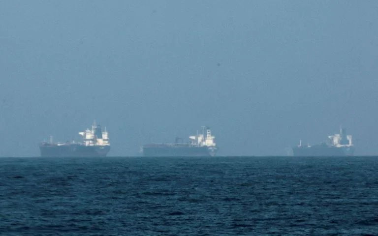 Σχεδόν σταματημένη η ναυσιπλοΐα στα Στενά του Ορμούζ