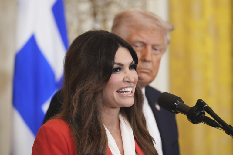 Η Κίμπερλι Γκίλφοϊλ με τον Ντόναλντ Τραμπ στον Λευκό Οίκο
