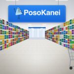 Διάδρομος σούπερ μάρκετ με ράφια προϊόντων σε έκπτωση και πινακίδα με το σήμα του PosoKanei