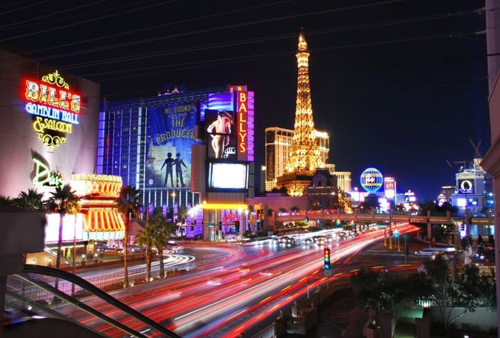 O θείος από το Las Vegas έρχεται... Ελλάδα