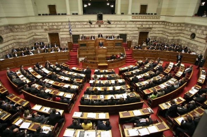Η κυβέρνηση εξηγείται: "γιατί δεν ζητάμε ψήφο της Βουλής για την παράταση"